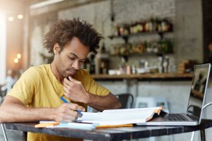 Entenda as vantagens do FIES para universitários brasileiros