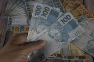 Estratégias infalíveis para economizar e juntar dinheiro
